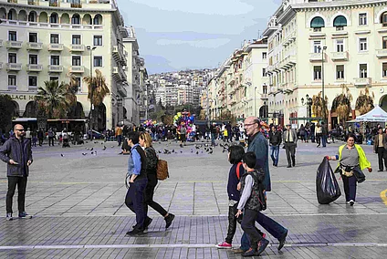 People are crossing the Aristotelous Square in Thessaloniki.