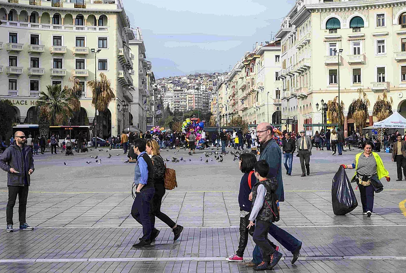 People are crossing the Aristotelous Square in Thessaloniki.