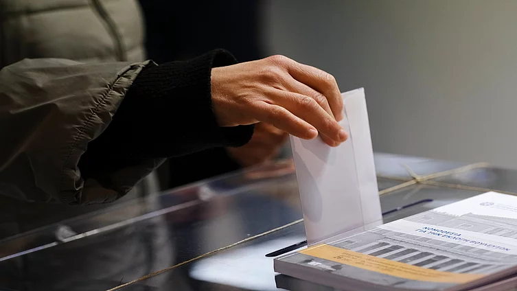 Ένας ψηφοφόρος ρίχνει ένα ψηφοδέλτιο στην κάλπη